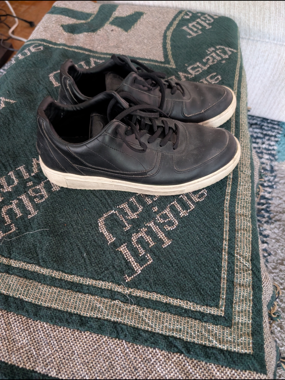 Roxy Men's Black Low-Top Sneakers with White Sole